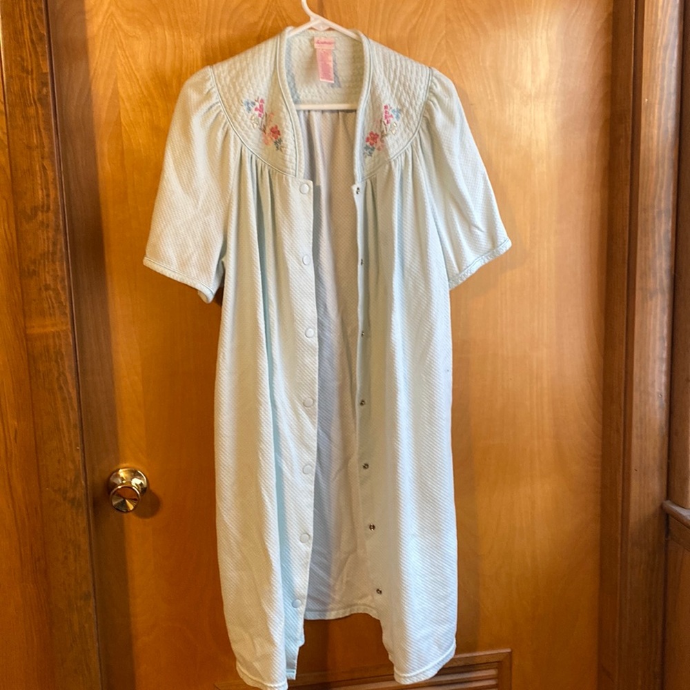 Women’s Housecoat Shortsleeved Size XL Snapping Closure